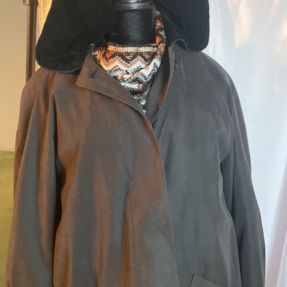 Gallery black coat with hood and zip out lining - Picture 4 of 15